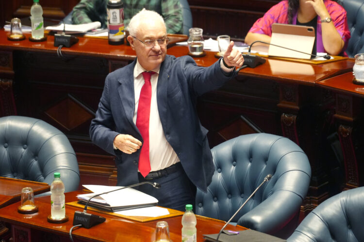 El ministro de Relaciones Exteriores de Uruguay, Mario Lubetkin reacciona este jueves, durante una comparecencia en la Comisión Permanente del Parlamento. Foto: Diego Lafalche/EFE.