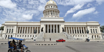 Un bicitaxi pasa frente al Capitolio de La Habana. Foto: Ernesto Mastrascusa / EFE / Archivo.