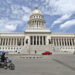Un bicitaxi pasa frente al Capitolio de La Habana. Foto: Ernesto Mastrascusa / EFE / Archivo.