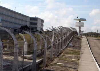 Fotografía de archivo del cordón de seguridad de una prisión en Cuba. Foto: Alejandro Ernesto / EFE / Archivo.