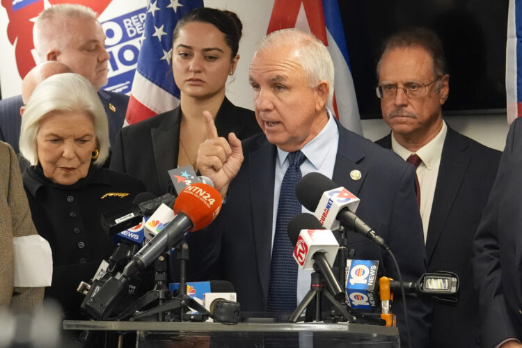 Imagen de archivo del congresista cubanoamericano Carlos Giménez durante una rueda de prensa en Miami, Florida. Foto: Alberto Boal / EFE.