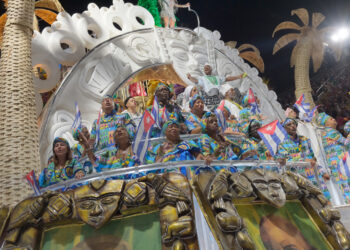 Integrantes del grupo de samba Paraíso de Tuiuti participan en el sambódromo este martes. Foto: EFE/ Andre Coelho.