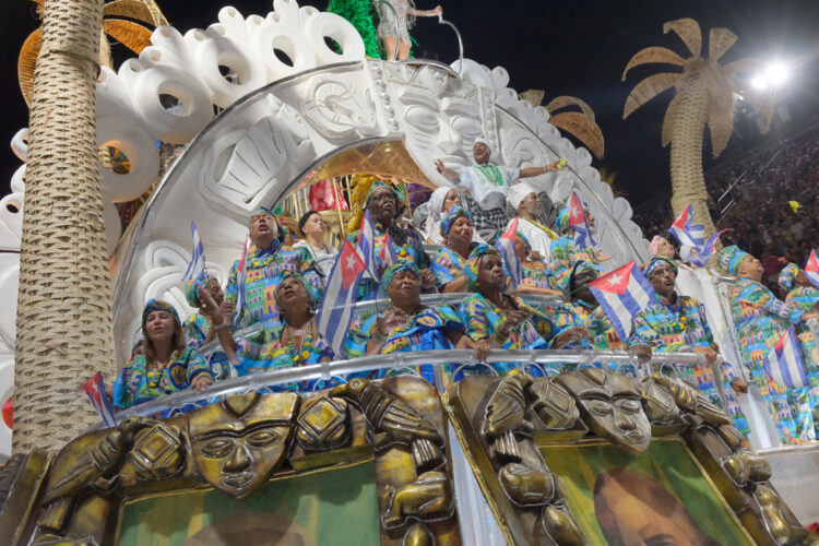 Integrantes del grupo de samba Paraíso de Tuiuti participan en el sambódromo este martes. Foto: EFE/ Andre Coelho.