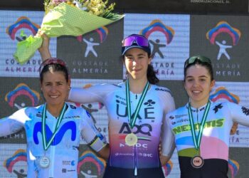 La cubana Arlenis Sierra (izquierda) en el podio de la Clásica de Almería 2026. Foto: Facebook Movistar Team.