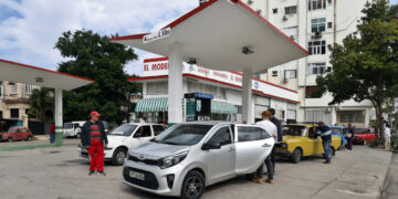 Autos esperan para abastecerse de combustible en La Habana. Foto: Ernesto Mastrascusa / EFE.