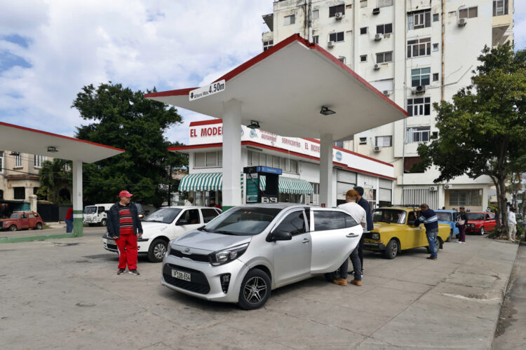 Autos esperan para abastecerse de combustible en La Habana. Foto: Ernesto Mastrascusa / EFE.