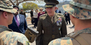 El jefe del Comando Sur de EE.UU, general Francis Donovan, saluda a soldados durante una visita a Caracas, Venezuela. Foto: @usembassyve / EFE / Archivo.