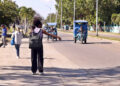 Una mujer agita su brazo para tomar un vehículo eléctrico este lunes, en La Habana. Foto:  Ernesto Mastrascusa/EFE.