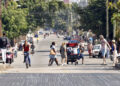 Personas caminan por una calle sin tráfico, en La Habana. Foto: Ernesto Mastrascusa /EFE.