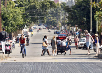 Personas caminan por una calle sin tráfico, en La Habana. Foto: Ernesto Mastrascusa /EFE.