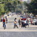 Personas caminan por una calle sin tráfico, en La Habana. Foto: Ernesto Mastrascusa /EFE.