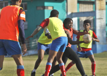 Jóvenes participan en un entrenamiento de rugby, en La Habana. Foto: Ernesto Mastrascusa/EFE.