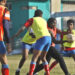 Jóvenes participan en un entrenamiento de rugby, en La Habana. Foto: Ernesto Mastrascusa/EFE.