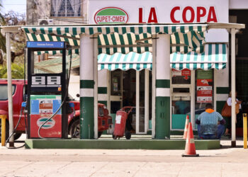 Estación de servicio cerrada por falta de combustible en La Habana. Foto: Ernesto Mastrascusa / EFE.