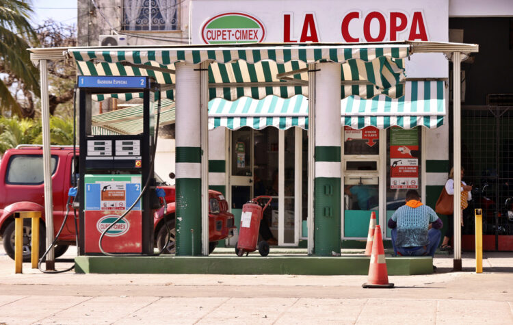 Estación de servicio cerrada por falta de combustible en La Habana. Foto: Ernesto Mastrascusa / EFE.