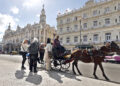 Turistas montando en un coche alado por un caballo en La Habana. Foto:  Ernesto Mastrascusa/EFE.