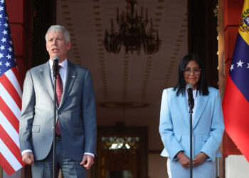 El secretario de Energía de EE.UU., Chris Wright (i), y la mandataria encargada de Venezuela, Delcy Rodríguez, hablan en una rueda de prensa en Caracas, el 11 de febrero de 2026. Foto: Miguel Gutiérrez / EFE.