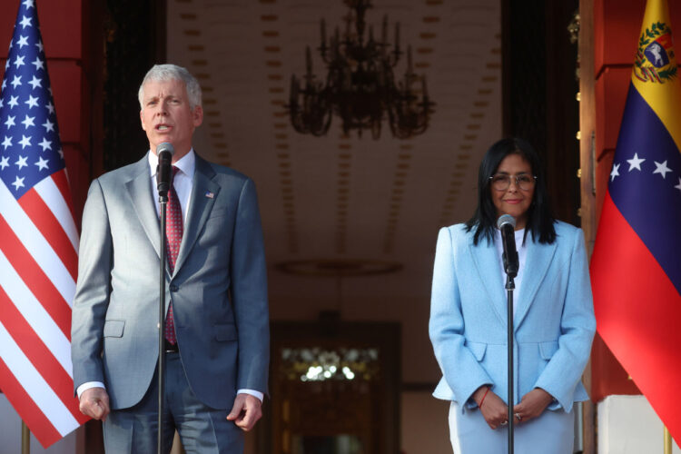 El secretario de Energía de EE.UU., Chris Wright (i), y la mandataria encargada de Venezuela, Delcy Rodríguez, hablan en una rueda de prensa en Caracas, el 11 de febrero de 2026. Foto: Miguel Gutiérrez / EFE.