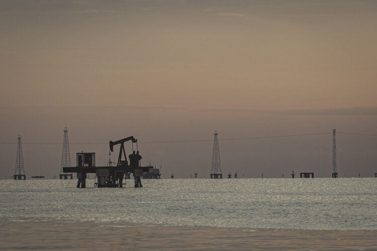 Plataformas petrolíferas en Cabimas (Venezuela). Foto: EFE/ Henry Chirinos