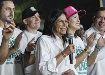 Fotografía cedida por Palacio de Miraflores que muestra a la presidenta encargada de Venezuela, Delcy Rodríguez (c) hablando en un acto de gobierno en La Guaira. Foto: Daniela Millán / Palacio de Miraflores / EFE.