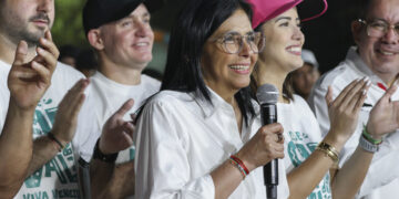 Fotografía cedida por Palacio de Miraflores que muestra a la presidenta encargada de Venezuela, Delcy Rodríguez (c) hablando en un acto de gobierno en La Guaira. Foto: Daniela Millán / Palacio de Miraflores / EFE.