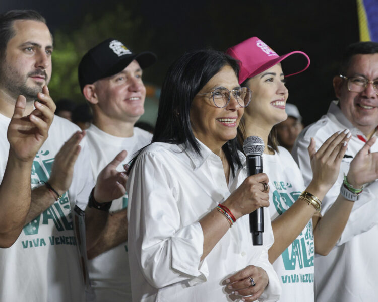 Fotografía cedida por Palacio de Miraflores que muestra a la presidenta encargada de Venezuela, Delcy Rodríguez (c) hablando en un acto de gobierno en La Guaira. Foto: Daniela Millán / Palacio de Miraflores / EFE.