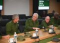 El presidente Miguel Díaz-Canel (c) y otros dirigentes cubanos durante un Día Nacional de la Defensa en La Habana. Foto: Tomada del perfil en X de la Presidencia cubana.