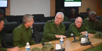 El presidente Miguel Díaz-Canel (c) y otros dirigentes cubanos durante un Día Nacional de la Defensa en La Habana. Foto: Tomada del perfil en X de la Presidencia cubana.