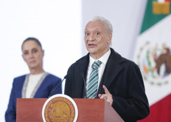 El director general de la empresa estatal Petróleos Mexicanos (Pemex), Víctor Rodríguez Padilla, habla en una rueda de prensa en Ciudad de México, el 4 de febrero de 2025. Foto: Isaac Esquivel / EFE.