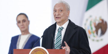 El director general de la empresa estatal Petróleos Mexicanos (Pemex), Víctor Rodríguez Padilla, habla en una rueda de prensa en Ciudad de México, el 4 de febrero de 2025. Foto: Isaac Esquivel / EFE.