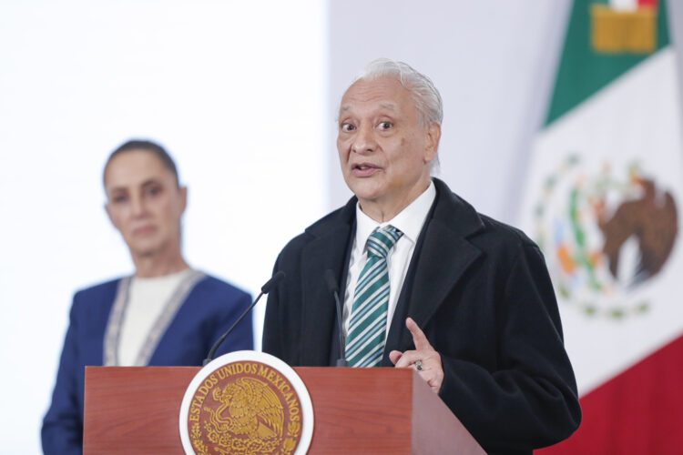 El director general de la empresa estatal Petróleos Mexicanos (Pemex), Víctor Rodríguez Padilla, habla en una rueda de prensa en Ciudad de México, el 4 de febrero de 2025. Foto: Isaac Esquivel / EFE.
