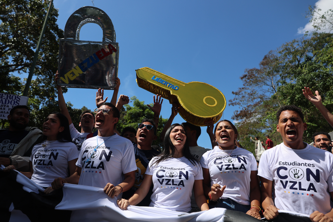 El Movimiento Estudiantil de la Universidad Central de Venezuela, exige la libertad de los presos políticos. Foto: Miguel Gutiérrez / EFE.