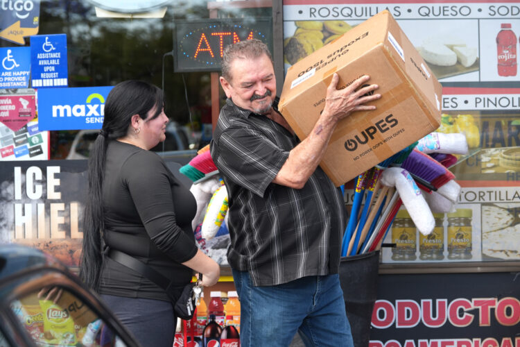Cubanos en Estados Unidos aceleran los envíos de comida y medicinas a sus familias ante la agudización de la crisis en la isla. Foto: EFE/ Alberto Boal.