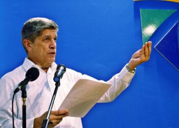 El viceministro de Relaciones Exteriores de Cuba, Carlos Fernández de Cossío, habla durante una rueda de prensa este jueves, en el Centro de Prensa Internacional en La Habana. Foto: EFE/ Ernesto Mastrascusa.