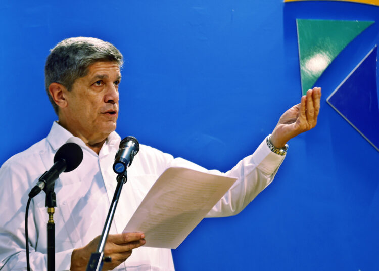 El viceministro de Relaciones Exteriores de Cuba, Carlos Fernández de Cossío, habla durante una rueda de prensa este jueves, en el Centro de Prensa Internacional en La Habana. Foto: EFE/ Ernesto Mastrascusa.