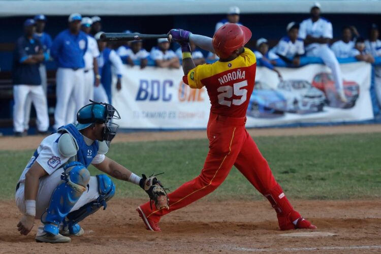 Con su jonrón en el décimo episodio, José Amaury Noroña fue el héroe de Matanzas en partido que le dio a los Cocodrilos el pase a la final de la 64 Serie Nacional de Béisbol. Foto: Tomada del perfil de Facebook JIT Deporte Cubano.