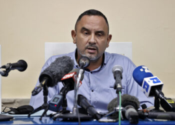 Juan Reinaldo Pérez Pardo, presidente de la FCB, entre los afectados por la negativa de visas al equipo cubano que participará en el VI Clásico Mundial de béisbol. Foto: Ernesto Mastrascusa/EFE/Archivo