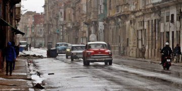 Vehículos bajo la lluvia en La Habana. Foto:  Ernesto Mastrascusa/EFE.