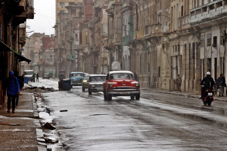 Vehículos bajo la lluvia en La Habana. Foto:  Ernesto Mastrascusa/EFE.