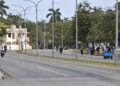 Calle con poco tráfico, en La Habana , debido a la escasez de combustible. Foto: Ernesto Mastrascusa/EFE.