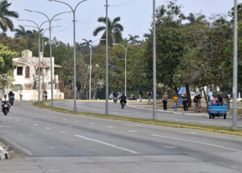 Calle con poco tráfico, en La Habana , debido a la escasez de combustible. Foto: Ernesto Mastrascusa/EFE.
