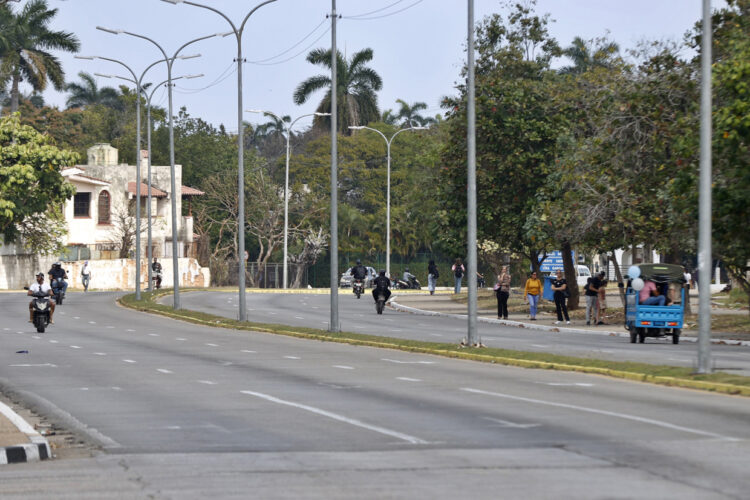 Calle con poco tráfico, en La Habana , debido a la escasez de combustible. Foto: Ernesto Mastrascusa/EFE.