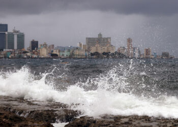 Oleaje en el malecón de La Habana. Foto:  Ernesto Mastrascusa/EFE.