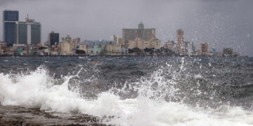 Oleaje en el malecón de La Habana. Foto:  Ernesto Mastrascusa/EFE.
