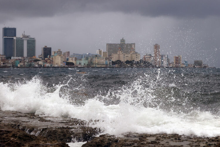 Oleaje en el malecón de La Habana. Foto:  Ernesto Mastrascusa/EFE.