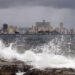 Oleaje en el malecón de La Habana. Foto:  Ernesto Mastrascusa/EFE.