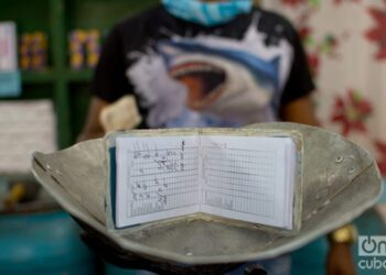 Imagen de archivo de una libreta de abastecimiento usada para la distribución de la canasta familiar normada en Cuba. Foto: Otmaro Rodríguez / Archivo.
