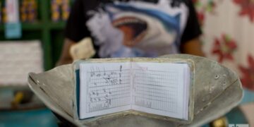 Imagen de archivo de una libreta de abastecimiento usada para la distribución de la canasta familiar normada en Cuba. Foto: Otmaro Rodríguez / Archivo.