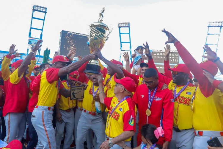 Los Cocodrilos de Matanzas celebran su título en la 64 Serie Nacional de Béisbol. Foto: Tomada del perfil de Facebook JIT Deporte Cubano.
