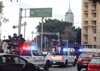 Integrantes de la Guardia Nacional resguardan la zona donde trasladaron el cuerpo de Nemesio Rubén Oseguera Cervantes, alias 'El Mencho', líder del Cártel Jalisco Nueva Generación (CJNG) abatido este domingo, en Ciudad de México. Foto:  Mario Guzmán/EFE.